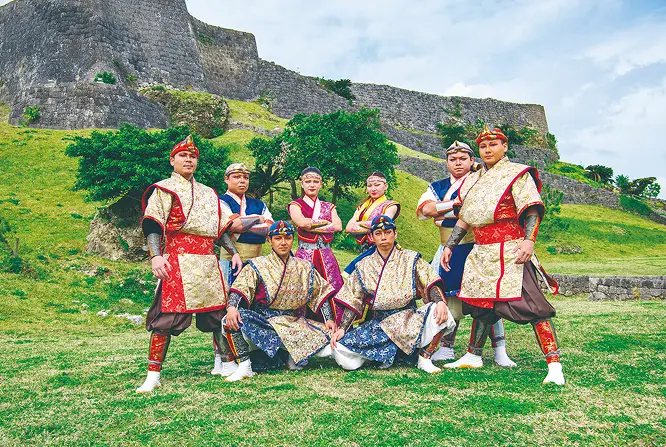 沖縄ムードを盛り上げる 伝統芸能ステージも