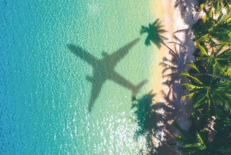 発着地へは飛行機や列車でスピーディーに