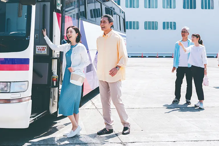 空港や駅から港周辺までは専用バスで楽々